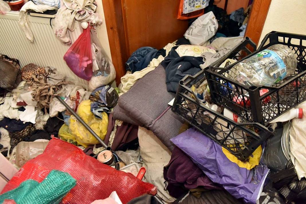 Kamyonlar yetmedi: Çöp partisi sona erdi! Apartmandan çıkanlar hayrete düşürdü 1